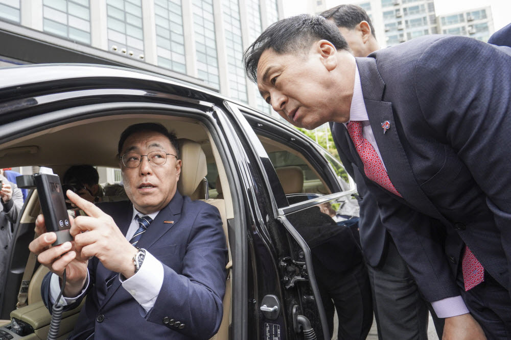 국민의힘 김기현 대표가 26일 마포경찰서에서 음주운전 방지 장치 관련 설명을 듣고 있다. <연합>