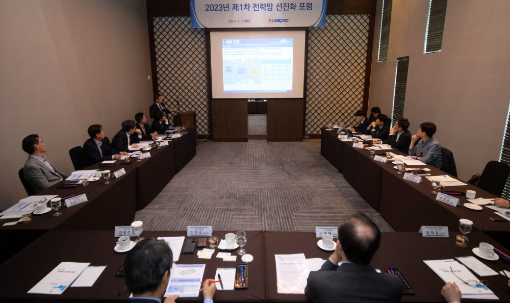 김세호 제주대 교수가 제주 재생에너지 수용량 한계에 따른 전력망 안정화 방안을 주제로 발표하고 있다.