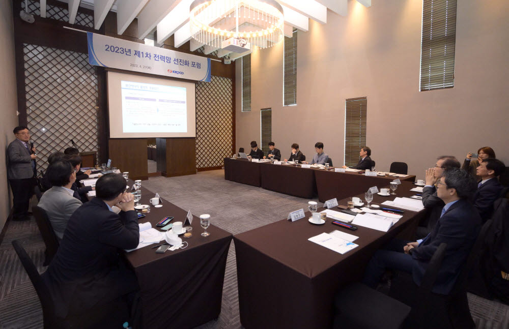 주성관 고려대 교수가 재생에너지 활성화 정책 동향 및 전력시장 제도 개전 방향을 주제로 발표하고 있다.