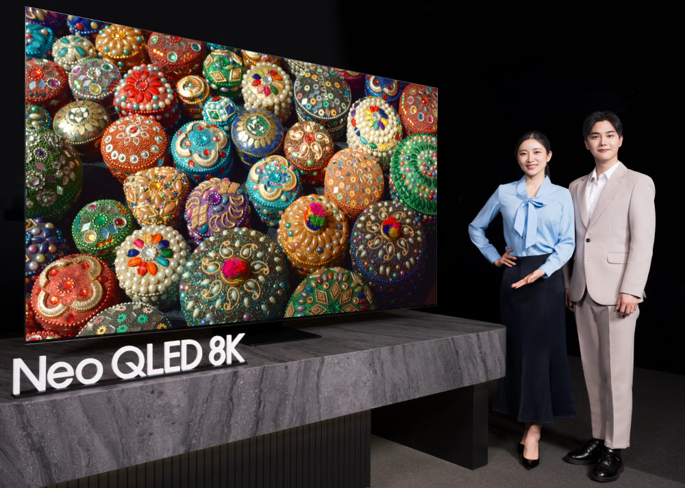 삼성전자 모델이 네오QLED 8K 제품을 소개하고 있다.