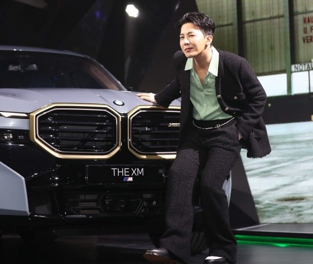 지드래곤이 서울 강남구 삼성동에서 진행된 BMW 뉴XM 출시 행사에 참석해 기념 촬영을 하고 있다(사진 연합뉴스)
