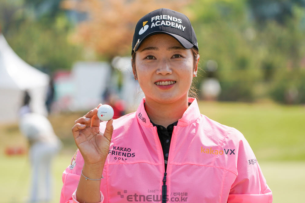 한진선이 홀인원 볼과 함께 기념촬영을 하고 있다. 사진=손진현 기자