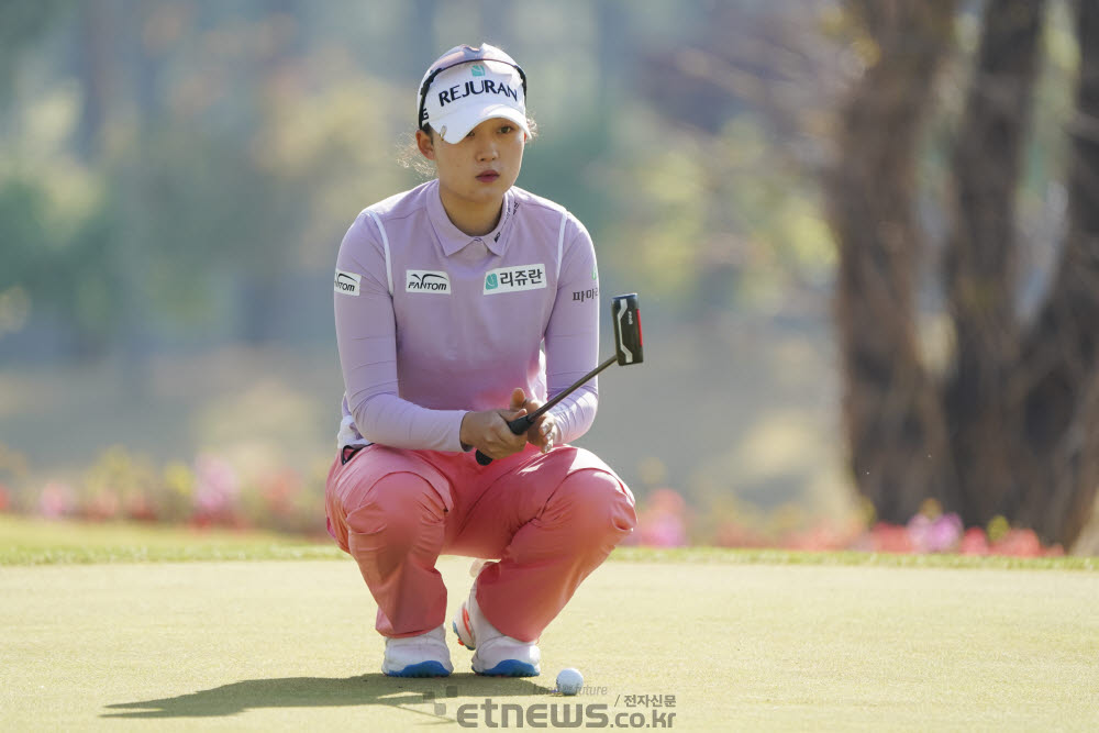 [포토]신중하게 라인을 읽는 마서영