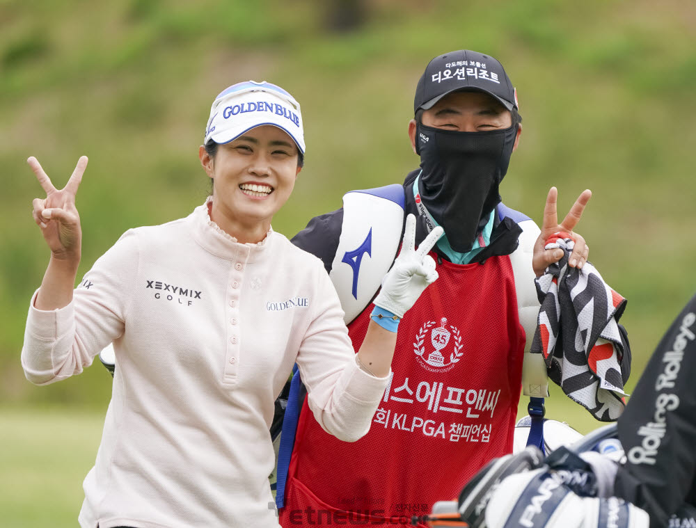 [포토]이주미-이동석캐디, 즐겁게 경기해요