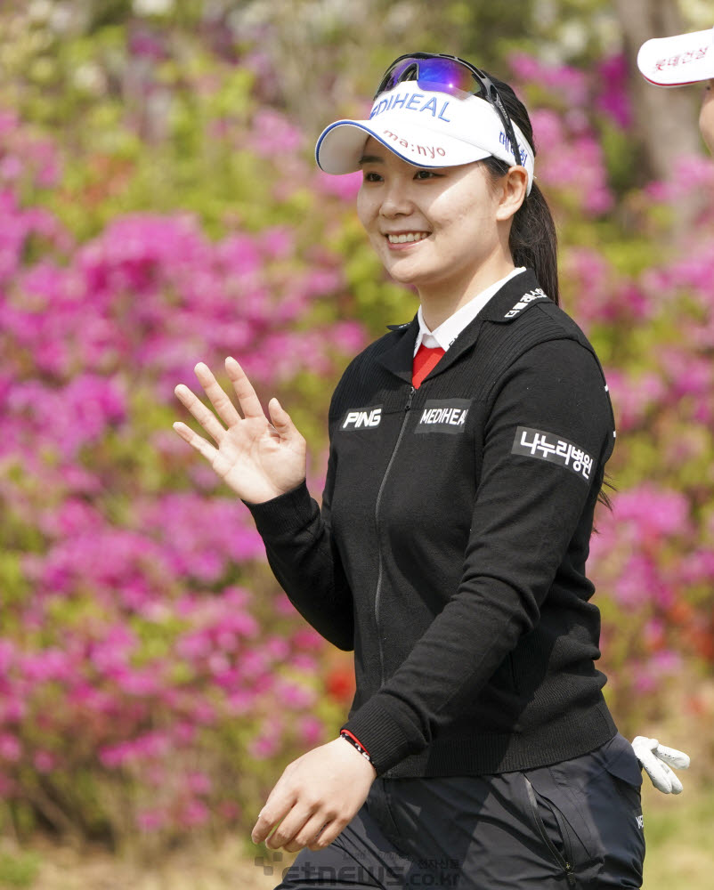 [포토]손 흔들며 출발하는 이다연