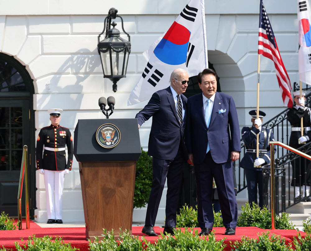 조 바이든 미국 대통령이 26일(현지시간) 워싱턴DC 백악관에서 열린 한미 정상회담에 앞서 환영사를 마친 뒤 윤석열 대통령과 대화하고 있다. 연합뉴스