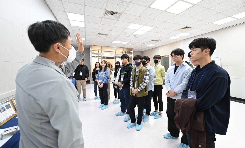 포항공대 학생들이 삼성전기 부산사업장에서 공정 소개를 듣고 있다.