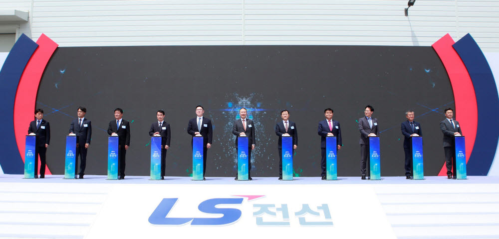 LS전선 HVDC 해저케이블 공장 준공식에서 구자은 LS그룹 회장(왼쪽 6번째) 명노현 LS 대표(왼쪽 7번째) 구본규 LS전선 대표(왼쪽 5번째) 등이 기념 세리머니를 하고 있다 /