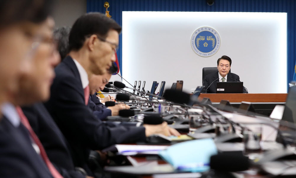 윤석열 대통령이 2일 서울 용산 대통령실 청사에서 열린 국무회의에서 발언하고 있다. 연합뉴스