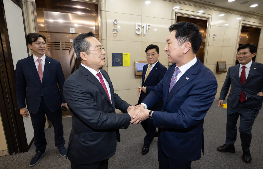 김기현 국민의힘 대표(오른쪽)와 구자열 한국무역협회 회장